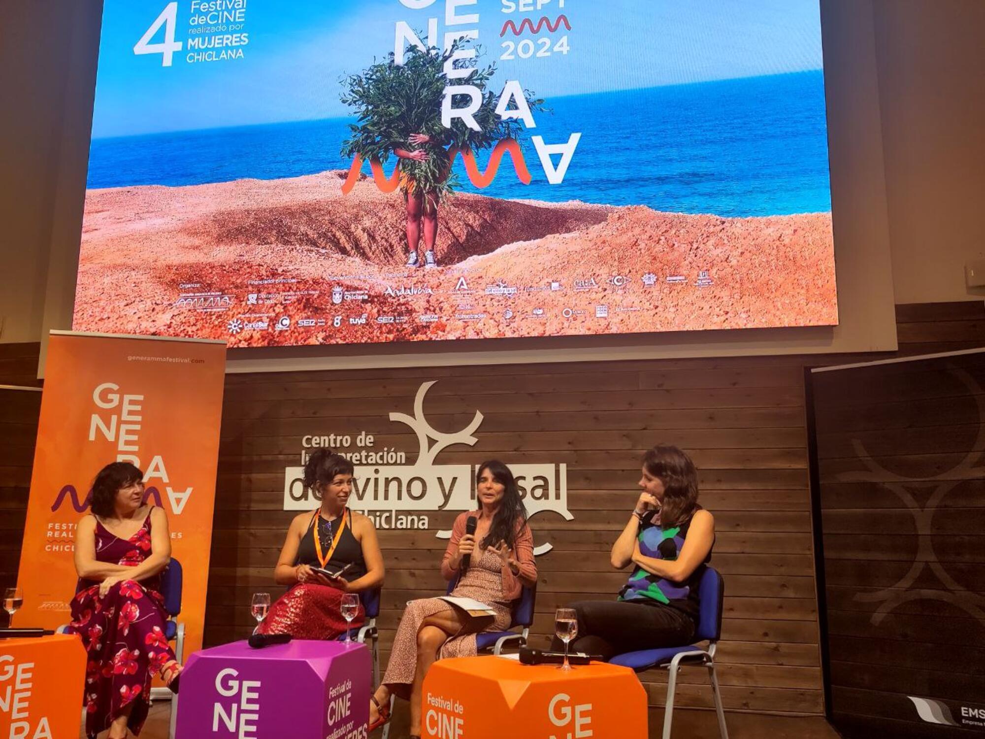 Montserrat Ogalla (productora de cine), Mariola Olcina (directora y guionista), Vicky Hermida (del mes Madrid y ecoeko) y Blanca Crespo (reas) en la mesa sobre economía de cuidados en el cine en GENERAMMA. Foto Brenda Chávez